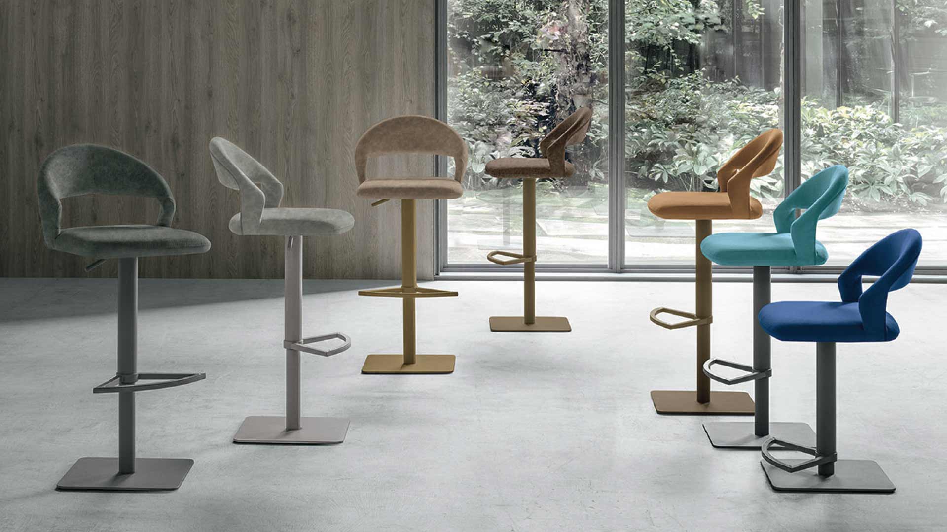 moderne barske stolice razlicitih boja nasumicno poredjane u prostoriji